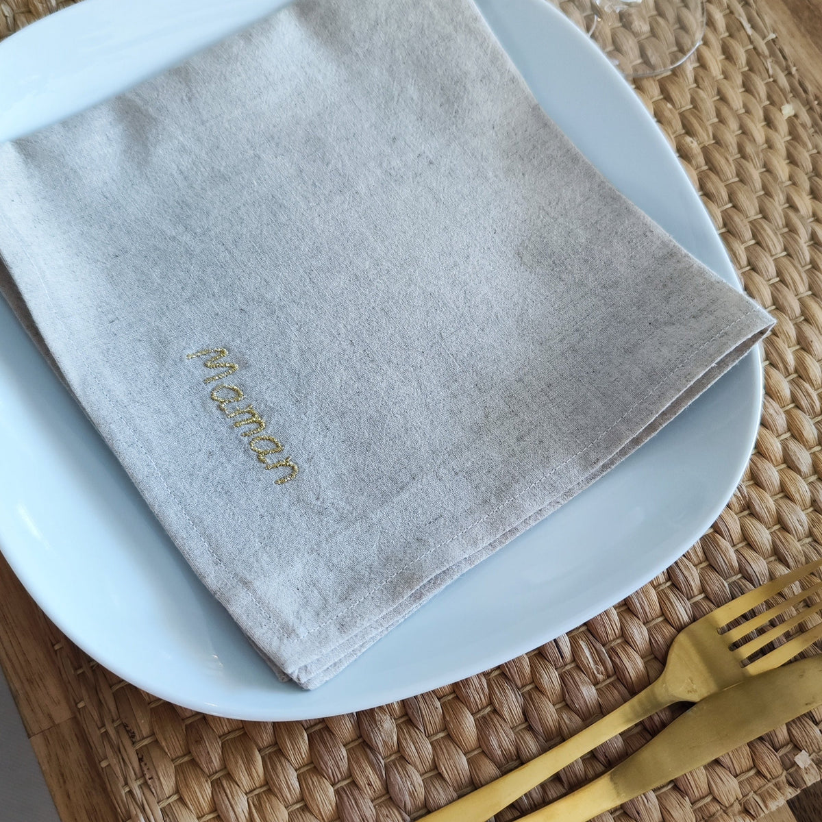 Serviette de table brodée avec un prénom - Le fil d'Annie - Créations  textiles & Broderie personnalisée
